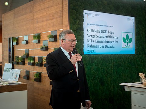 Dr. Hanns-Christoph Eiden, Präsident der Bundesanstalt für Landwirtschaft und Ernährung spricht zu den Teilnehmenden. 