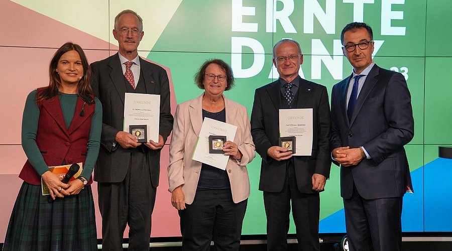 Mit der Professer Niklas-Medaille hat Bundesminister Cem Özdemir Prof. Ulrike Arens-Azevêdo, Prof. Dr. Thomas Mettenleiter und Dr. Felix Prinz zu Löwenstein beim diesjährigen politischen Erntedank in Berlin geehrt.