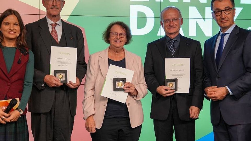 Mit der Professer Niklas-Medaille hat Bundesminister Cem Özdemir Prof. Ulrike Arens-Azevêdo, Prof. Dr. Thomas Mettenleiter und Dr. Felix Prinz zu Löwenstein beim diesjährigen politischen Erntedank in Berlin geehrt.