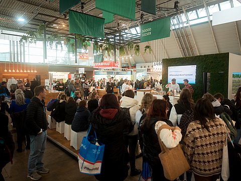 Blick auf den IN FORM-Stand mit Show Cooking.