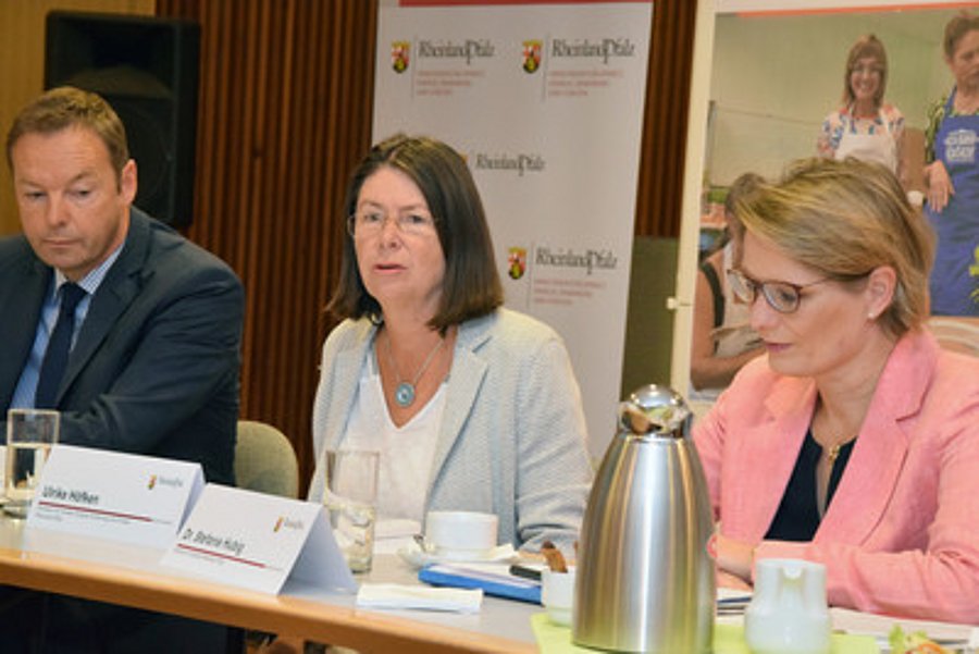 Foto der Pressekonferenz mit Umweltministerin Ulrike Höfken, Bildungsministerin Stefanie Hubig und Gesundheitsstaatssekretär Alexander Wilhelm.; © MUEEF