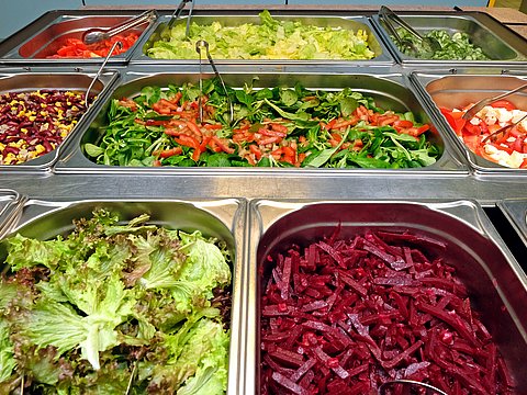 Schulverpflegung in Göttingen: Salatbar in der Schulmensa