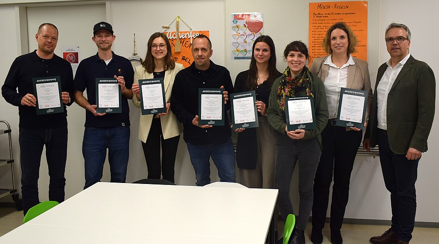 Gruppenfoto zur Auszeichnung als Lebensmittelreste-Optimierer. Schulen der Stadt Ulm retten Lebensmittel.