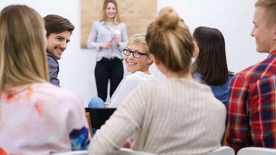 Personen die an einem Seminar Teilnehmen 