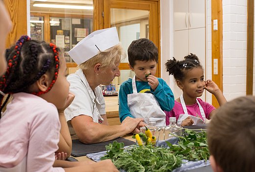 Kinder und Küchenkraft entdecken Lebensmittel.