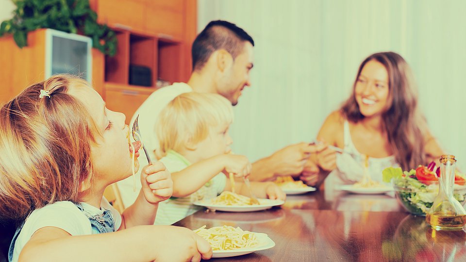 Familie bei einer gemeinsamen Mahlzeit 