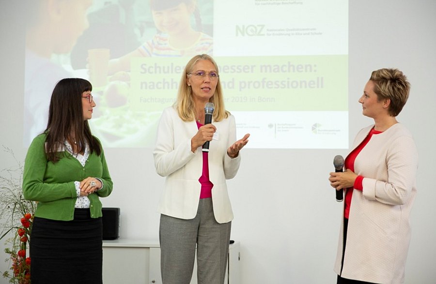 Ilse Beneke, Dr. Anke Oepping und Janine Steeger (Moderatorin) auf der Bühne