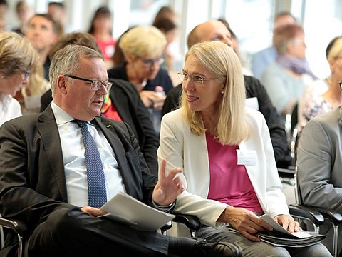 Dr. Hanns-Christoph Eiden, Präsident der Bundesanstalt für Landwirtschaft und Ernährung (BLE) und Dr. Anke Oepping, Leiterin des NQZ im Gespräch