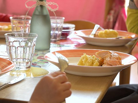 Ein gedeckter Tisch in einer Kita.