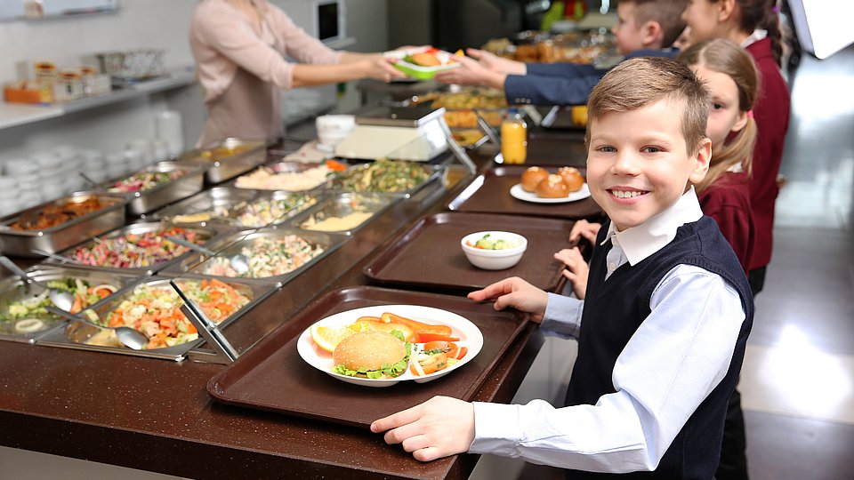 Cafeteria-Line in einer Mensa