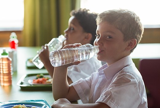 2 Jungen trinken Wasser in der Schule 