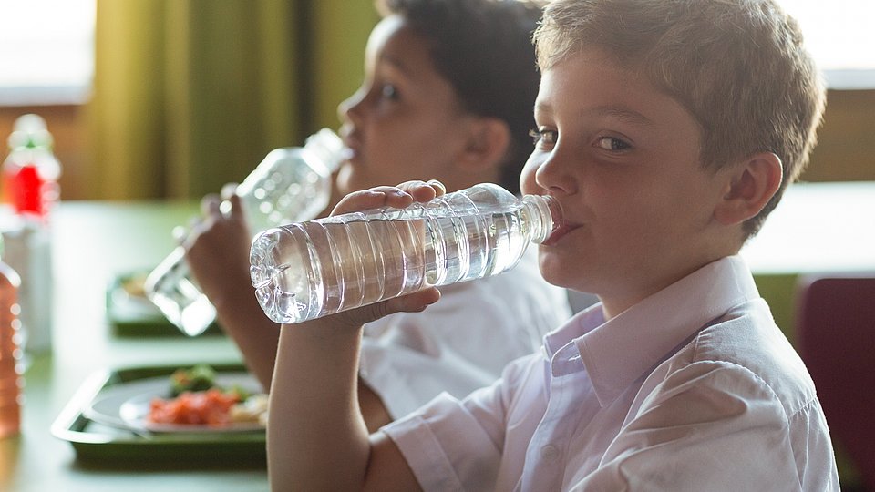 2 Jungen trinken Wasser in der Schule 