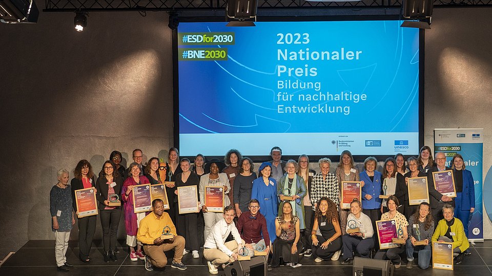 Foto aller Gewinner*innen des Nationalen Preises Bildung für nachhaltige Entwicklung 2023