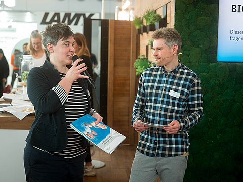 Ann-Cathrin Beermann, Leiterin des NQZ, im Gespräch mit dem Moderator am IN FORM-Stand.