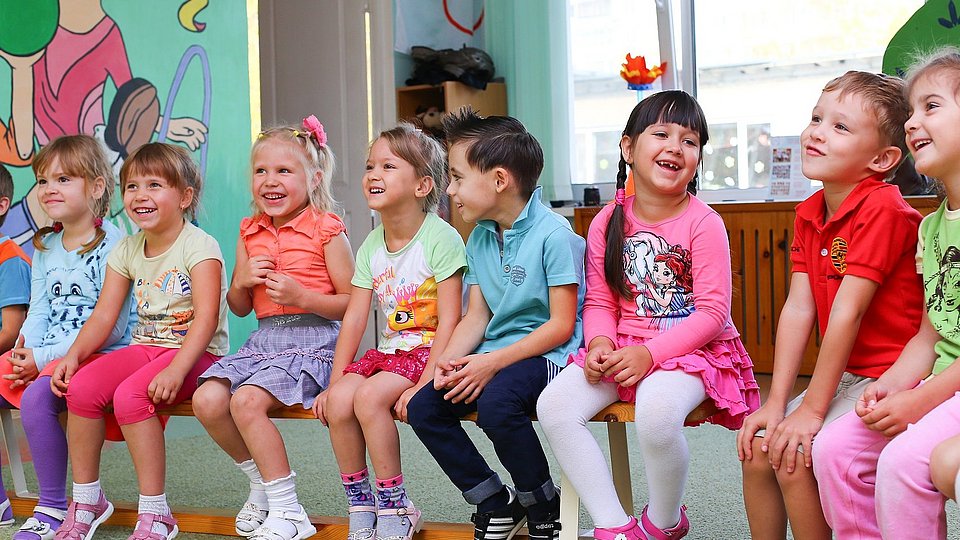 Kinder sitzen in der Kita 