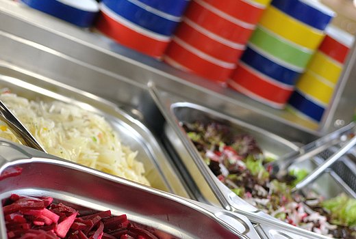 Vorbereitete Salate am Buffet