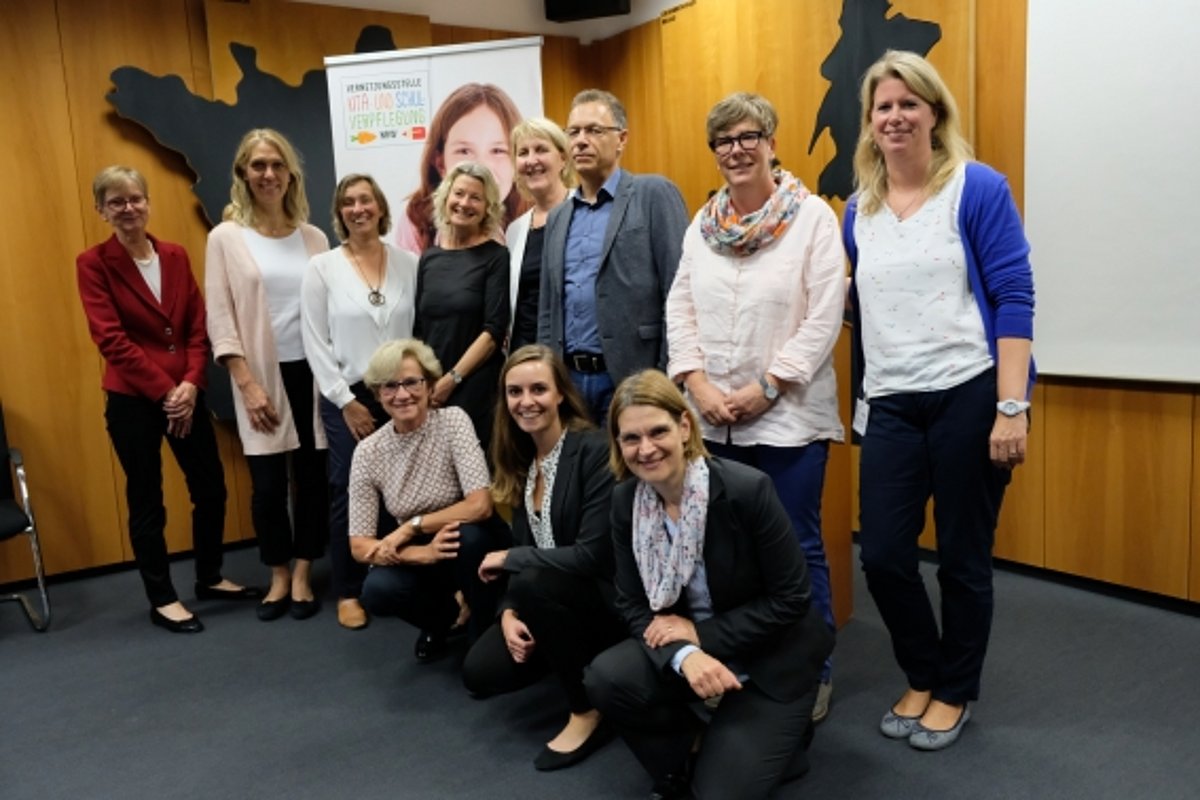 Vertreterinnen und Vertreter der Verbraucherzentrale und Schulvernetzungsstelle NRW mit Dr. Anke Oepping, Leiterin des Nationalen Qualitätszentrums für Ernährung in Kita und Schule - NQZ (hintere Reihe, 2. v. l.) und Lerke Tyra, Referentin im Ministerium für Umwelt, Landwirtschaft, Natur- und Verbraucherschutz NRW (hintere Reihe, 4. v. li.). 