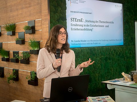 Eine Expertin referiert zur Stärkung des Themas Ernährung in der Erzieher*innen-Ausbildung.