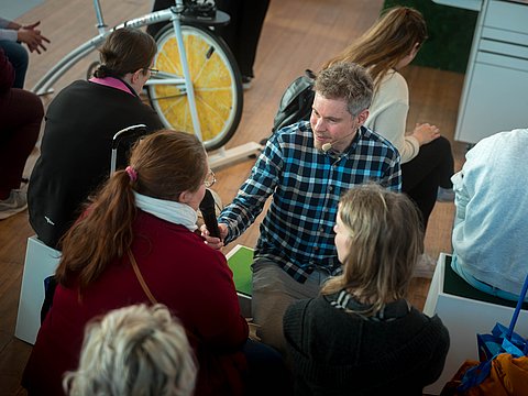 Moderator im Gespräch mit Teilnehmenden.