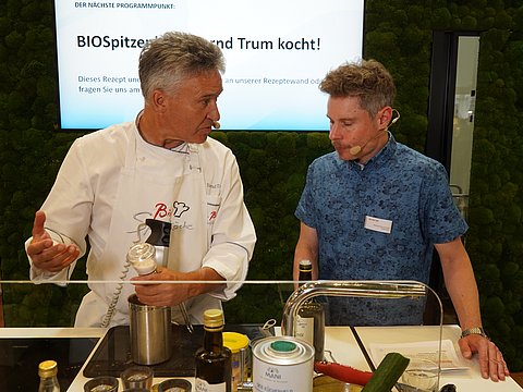 Gemeinsames Kochen am IN FORM Messestand. 