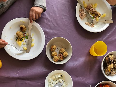 Ein von Kita-Kindern gedeckter Tisch.