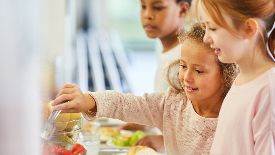 Kinder holen Essen am Bufett der Cafeteria in der Schule. 