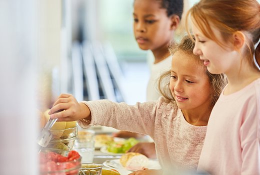 Kinder holen Essen am Bufett der Cafeteria in der Schule. 