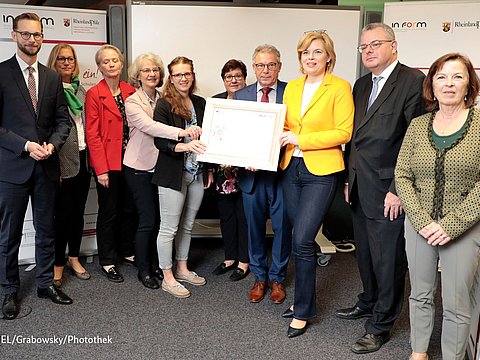 Gruppenbild Ministerin Klöckner und Mitarbeiter*innen der Vernetzungsstelle Rheinland-Pfalz