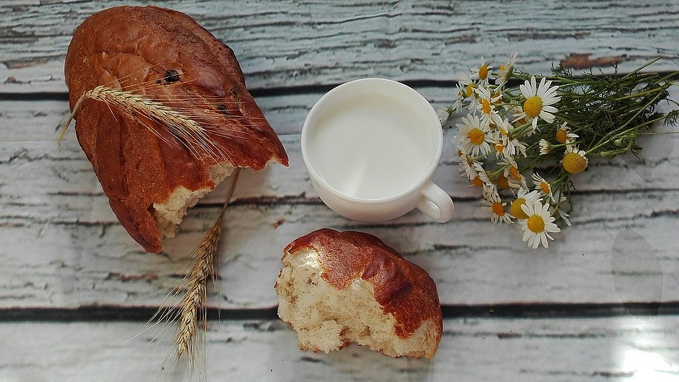 Foto von einer Tasse Milch und einem Laib Brot 