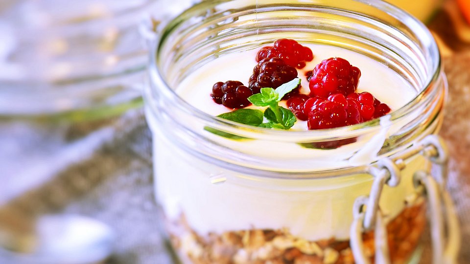 Müsli mit Joghurt und Früchten im Glas