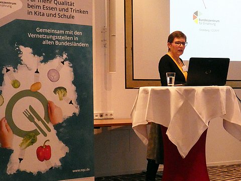 Dr. Barbara Kaiser vom BZfE hält einen Vortrag zur Ernährungsbildung im Rahmen des Verntzungstreffen