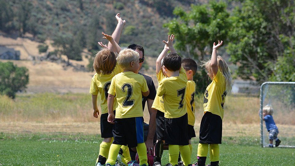 Ein Kinder-Fussball-Team feiert seinen Erfolg. 