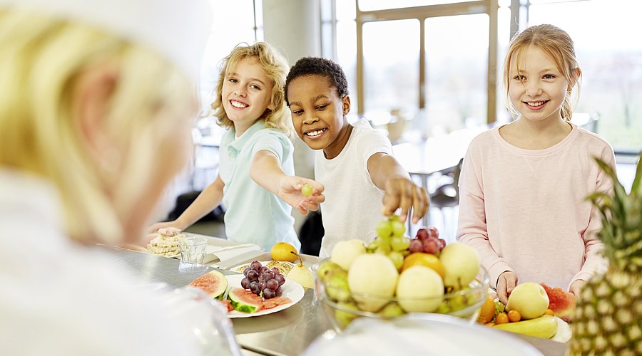 Schulkinder am Obstbuffet