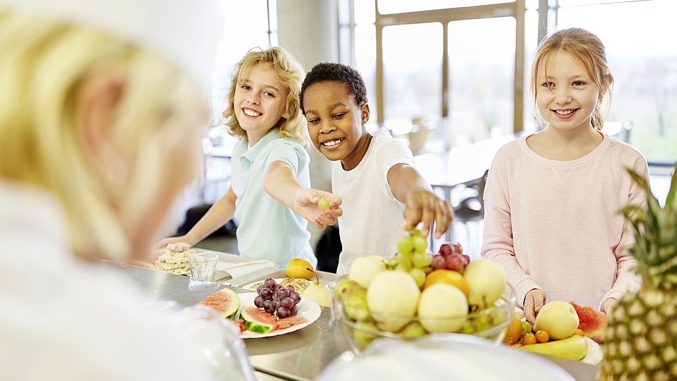 Schulkinder am Obstbuffet