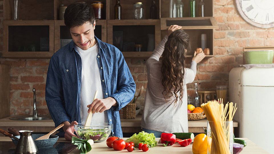 Zwei Jugendliche, die gemeinsam kochen 