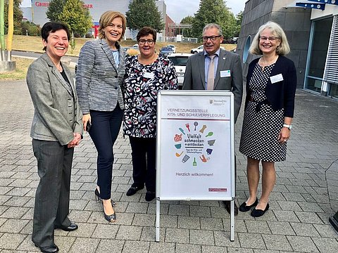 Bundesministerin Julia Klöckner und die Mitarbeiterinnen der Vernetzungsstelle Rheinland-Pfalz  im Rahmen des Auftakts der Tage der Schulverpflegung 2018 