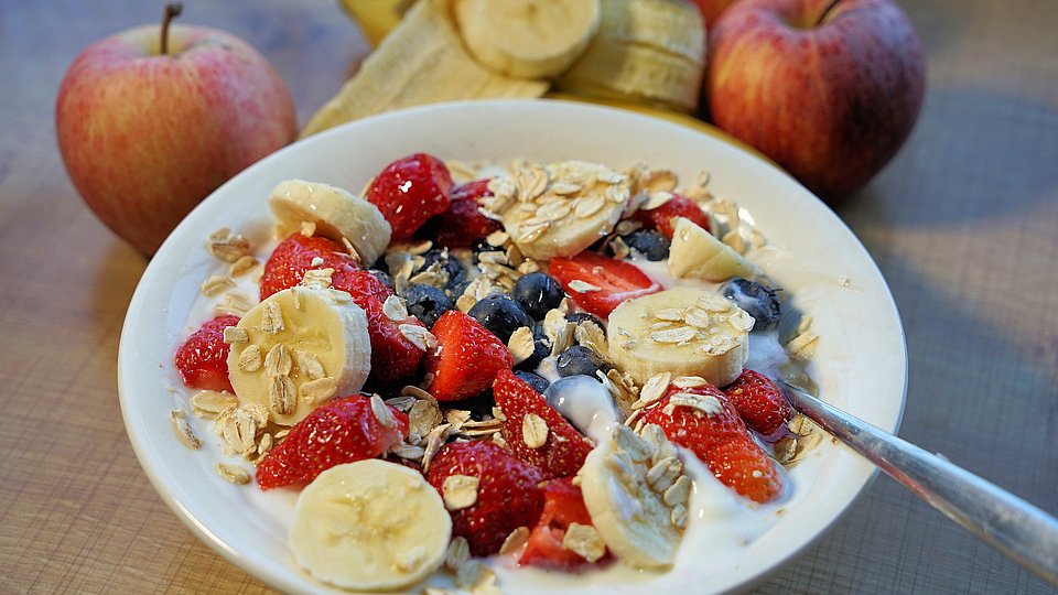 Müsli mit frischem Obst