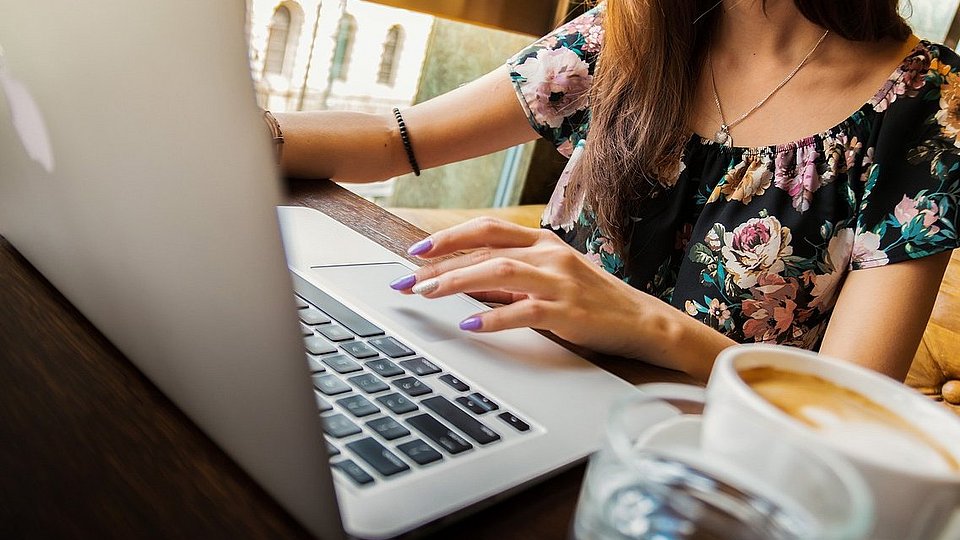 Frau arbeitet an einem Laptop