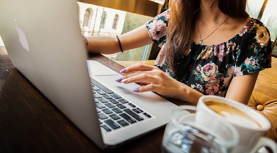 Frau arbeitet an einem Laptop