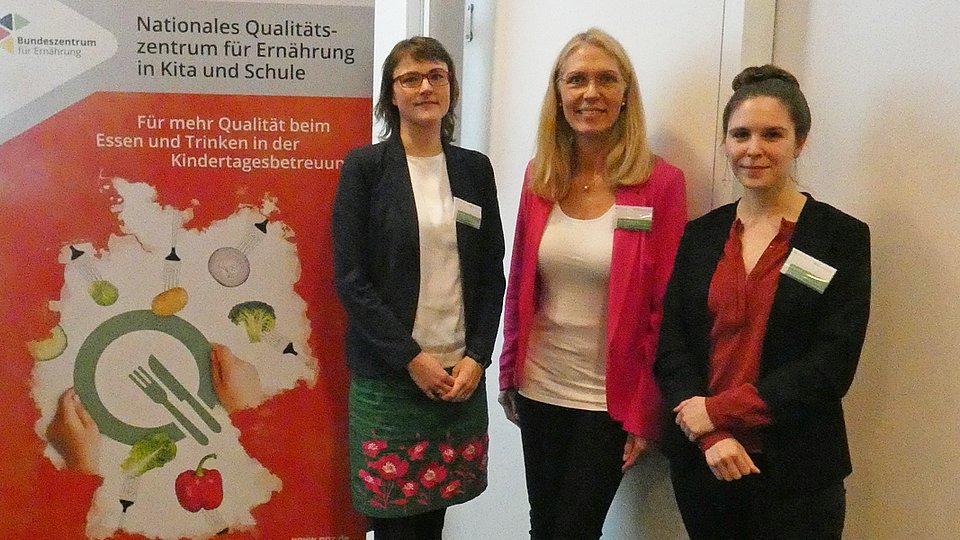 Dr. Juliane Bojahr (BMEL), Dr. Anke Oepping (NQZ) und Clara Brockmeier (BMFSFJ) beim runden Tisch Ernährung in der Kindertagesbetreuung am 21.11.2019 in Berlin