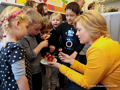 Bundesministerin mit Kitakindern