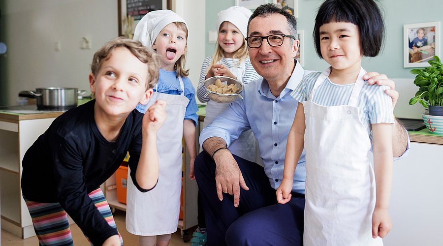 BM Özdemir besucht Berliner Kita.