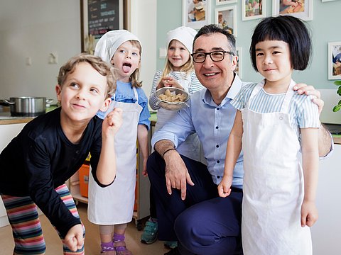 BM Özdemir besucht Berliner Kita.