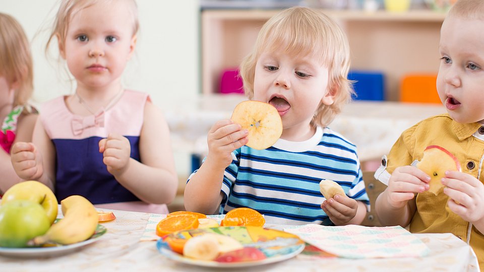 Kinder in der Kita beim Essen