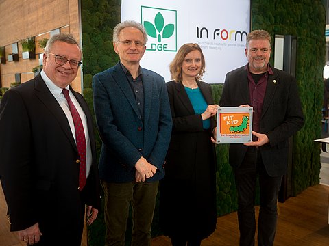 Gruppenfoto zur Verabe des DGE-Logos an die Landeshauptstadt Stuttgart: Dr. Hanns-Christoph Eiden, Präsident der Bundesanstalt für Landwirtschaft und Ernährung, Prof. Dr. Bernhard Watzl, Präsident der DGE, Isabel Fezer, Bürgermeisterin Stuttgart und Gerd Danner, Leiter der Fachdienststelle in Stuttgart (v.l.n.r.). 