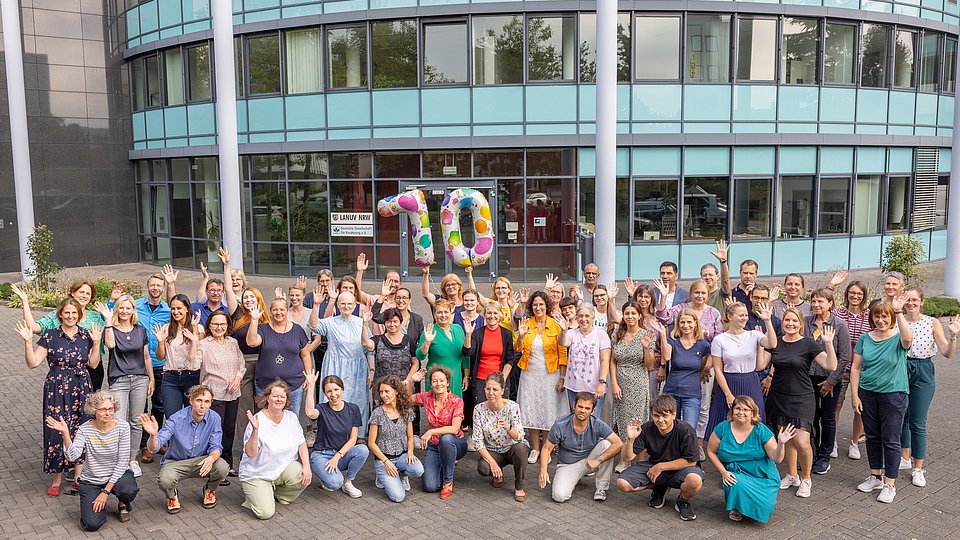 DGE-Mitarbeiter*innen vor der Hauptgeschäftsstelle in Bonn. 