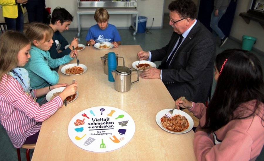 Parlamentarischer Staatssekretär Hans-Joachim Fuchtel mit Schülerinnen und Schülern der Anne-Frank-Grundschule in Berlin Tiergarten beim Mittagessen.