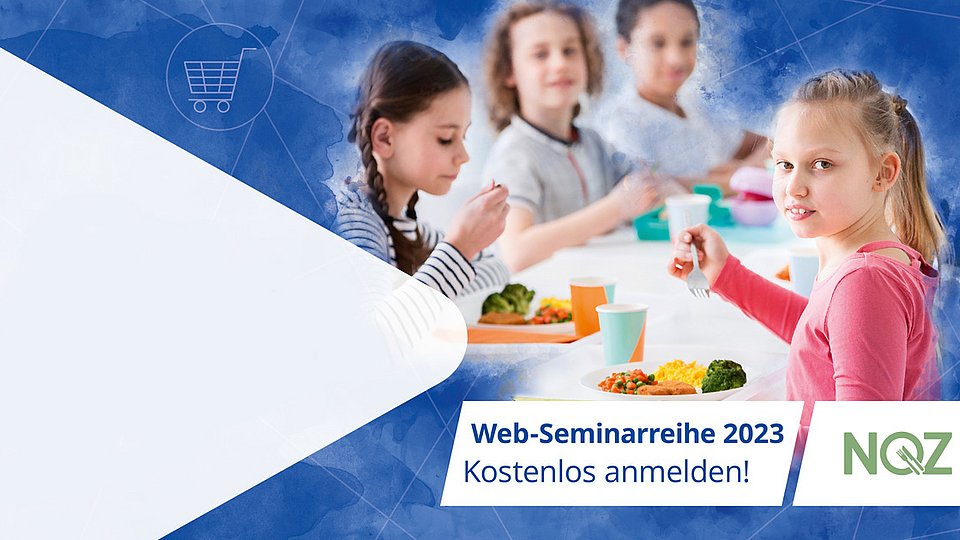 Coverfoto für die Webinar-Reihe Beschaffungsmanagement in der Schulverpflegung 2023. Schülerinnen sitzen an einem Tisch und haben ihr Mittagessen auf einem Tablett.