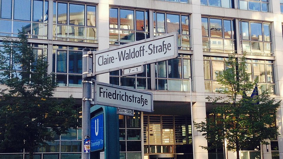 Straßenschild der Ecke Claire-Waldoff-Straße und Friedrichstraße 