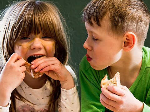 Kinder essen Brot